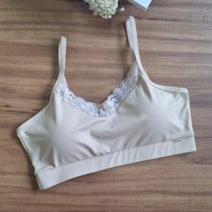 Top Clássico com detalhes de Renda