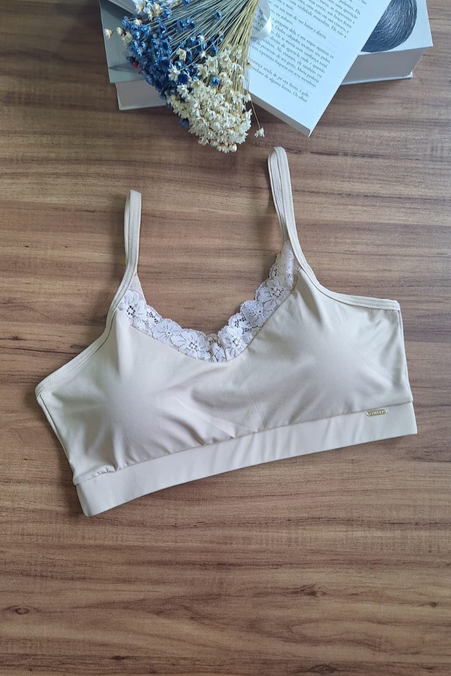 Top Clássico com detalhes de Renda