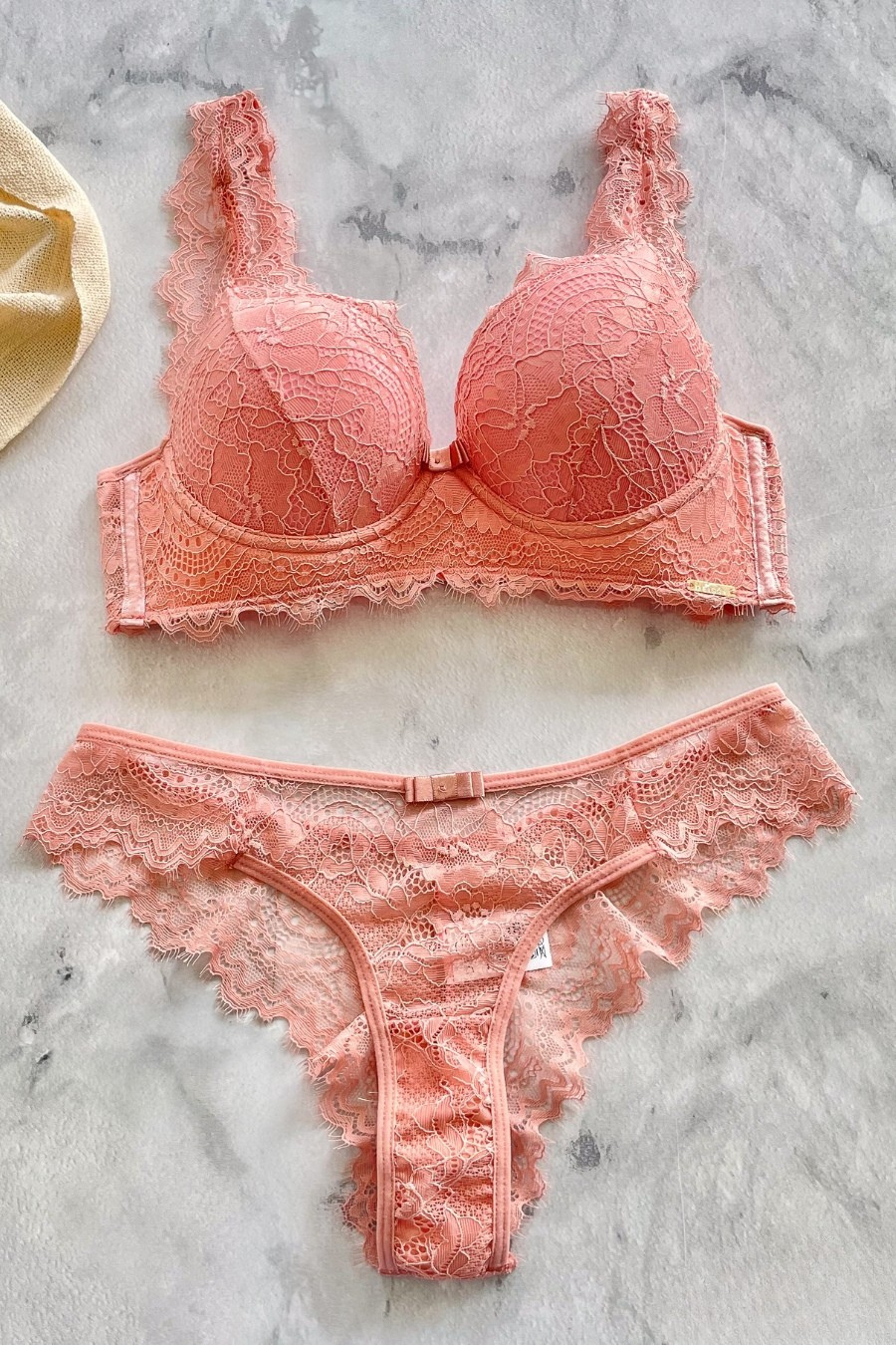 Conjunto de Lingerie Sofisticado com Bojo e Alça Detalhada em Renda